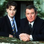 Article thumbnail: MIDSOMER MURDERS on Sunday 29 March 1998. In the quiet rural village of Ferne Basset, an elderly resident is inexplicably found drowned after a violent attack. Meanwhile a local amateur dramatic production of Amadeus reveals a hitherto hidden backstage World of intrigue, passion and gossip, and a whole new meaning to corpsing. And D.C.I Barnaby (JOHN NETTLES) and his eager sidekick Sergeant Gavin Troy (DANIEL CASEY) are left to find the murderer. John Nettles and Daniel Casey star as C.I. Tom Barnaby and Detective Sergeant Troy in the new series of Midsomer Murders.rs.