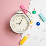 Article thumbnail: close up of calendar and alarm clock on the pink table background, planning for business meeting or travel planning concept