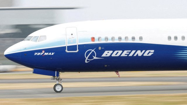 Article thumbnail: FILE PHOTO: A Boeing 737 Max aircraft during a display at the Farnborough International Airshow, in Farnborough, Britain, July 20, 2022. REUTERS/Peter Cziborra/File Photo